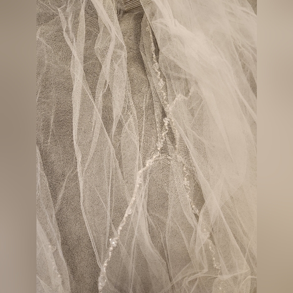 Pearl and acrylic crystal lined Bridal Veil - Picture 2 of 5